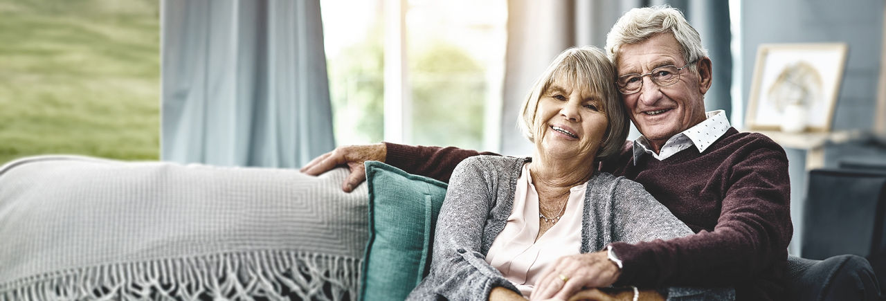 Lächelndes Paar, das sich die Patientenberichte durchliest.