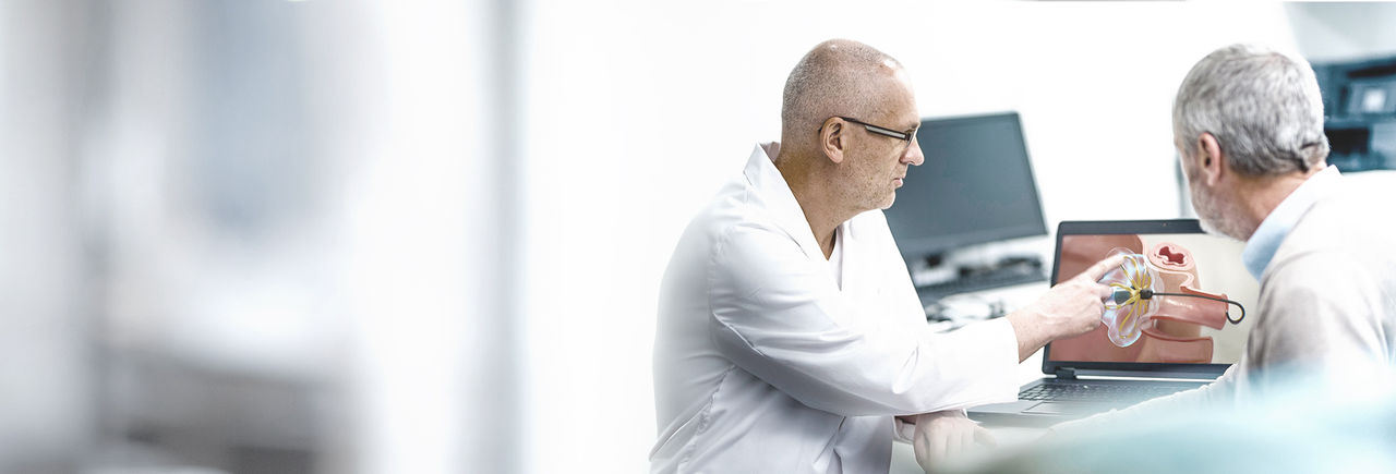Arzt und Patient besprechen die Behandlung mit FARAPULSE PFA
