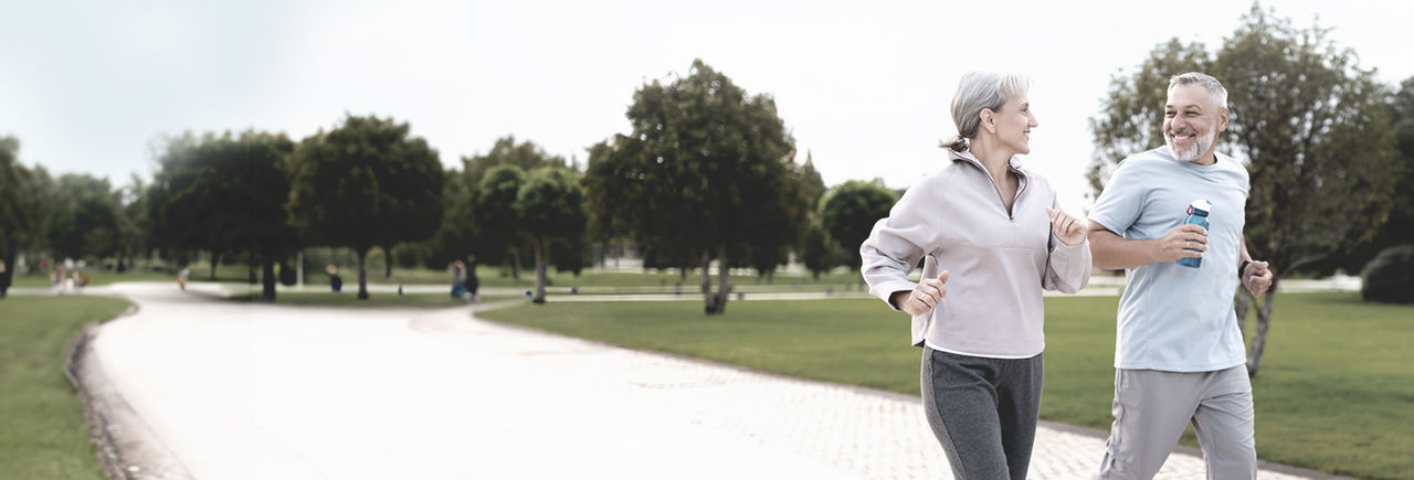 Banner mit einem älteren Paar beim Joggen im Park